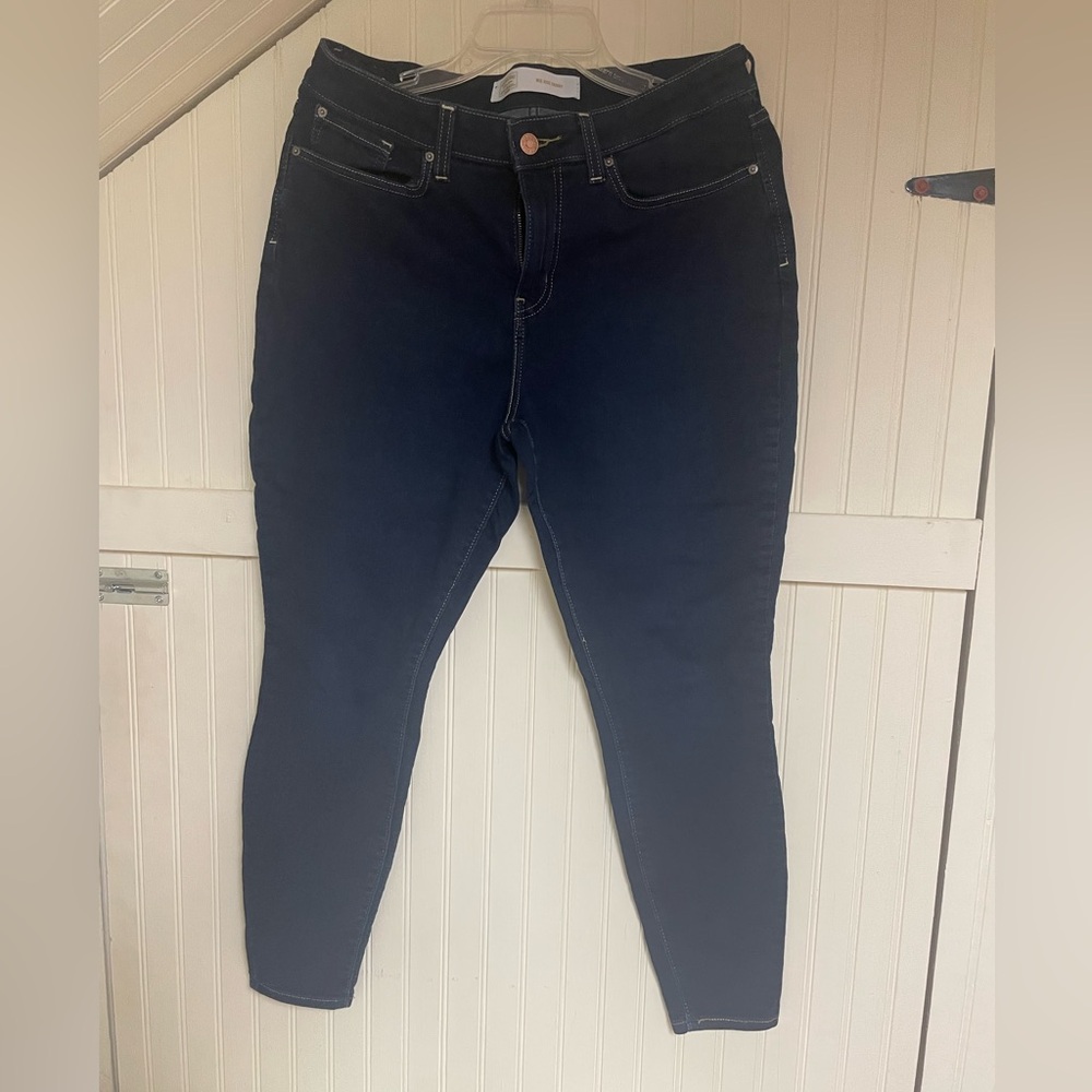 Signature Levi Strauss Gold Mid Rise Skinny Jeans. Size 12S - W3I L28